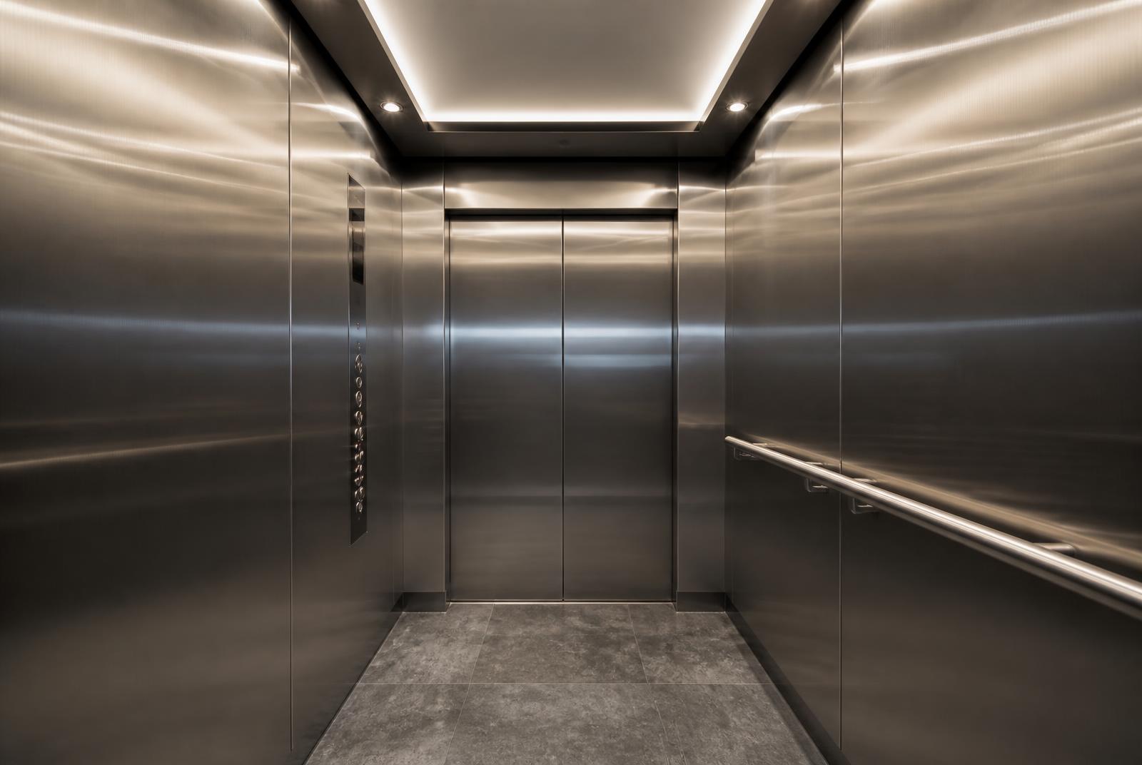 Moderne personenlift met RVS cabine-interieur